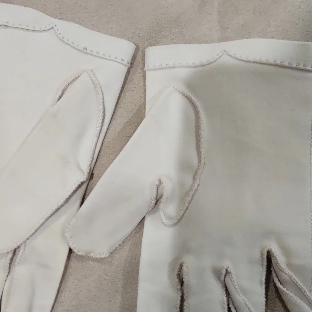 Small cream ladies hand gloves, vintage